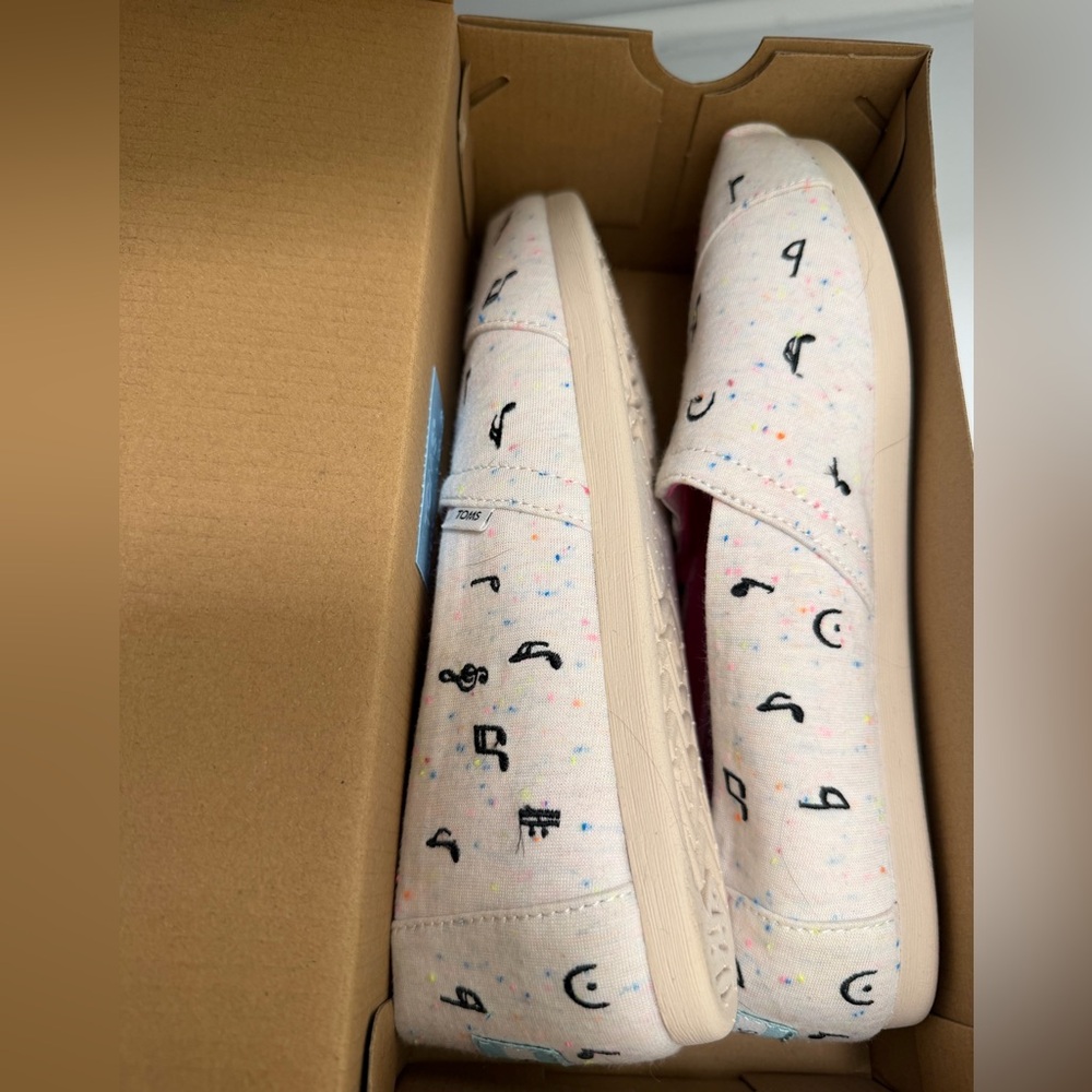NWT TOMS Music Note Canvas Slip-Ons
